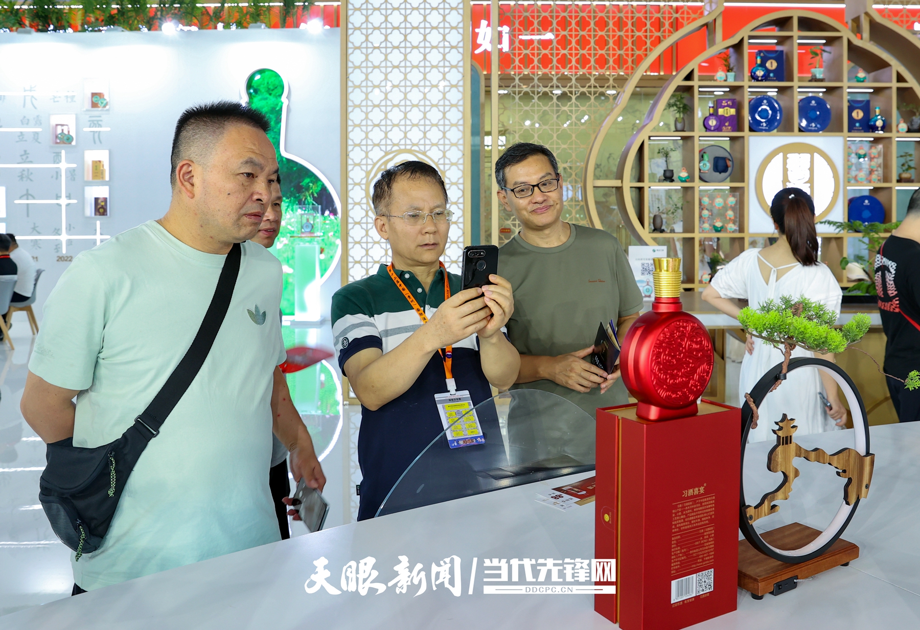 LM__7876---2023年9月10日，在第十二屆中國(guó)（貴州）國(guó)際酒類博覽會(huì)展館內(nèi)展示的各類美酒吸引人們駐足參觀 貴州日?qǐng)?bào)天眼新聞?dòng)浾?賈智 攝.JPG