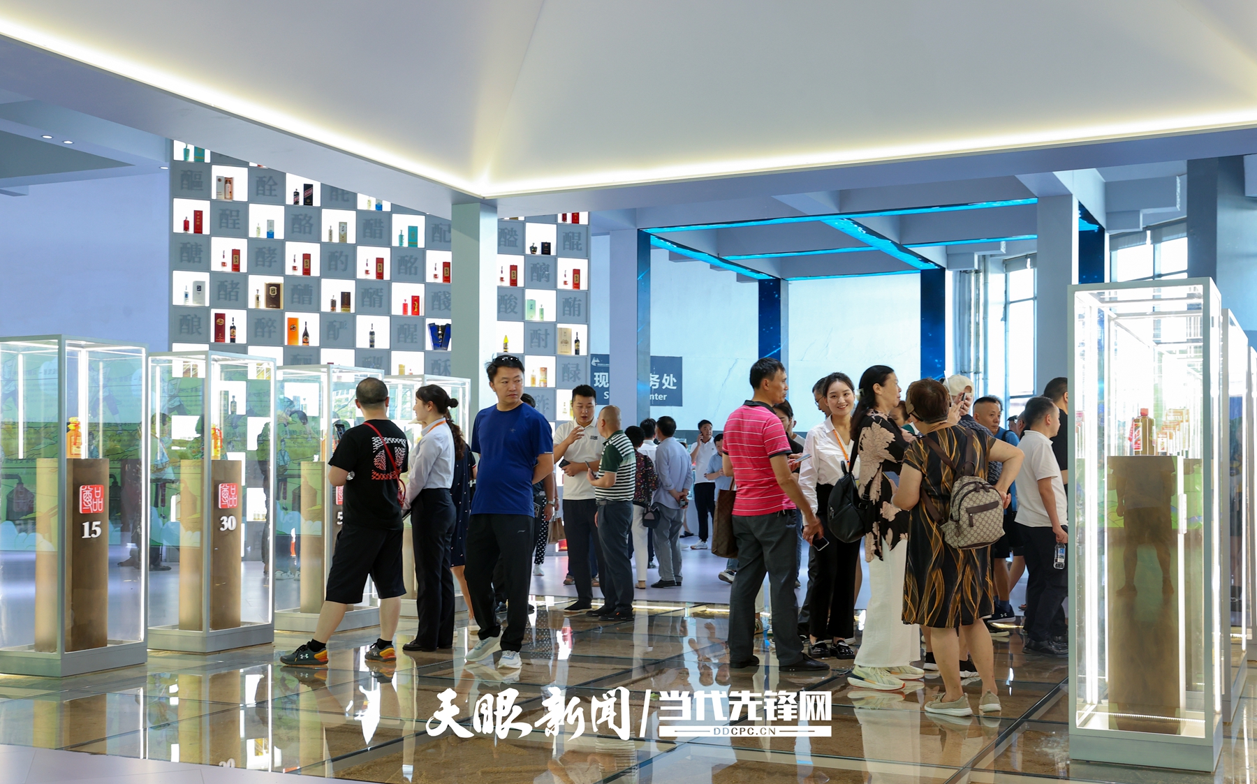 LM__7856---2023年9月10日，在第十二屆中國(guó)（貴州）國(guó)際酒類博覽會(huì)展館內(nèi)展示的各類美酒吸引人們駐足參觀 貴州日?qǐng)?bào)天眼新聞?dòng)浾?賈智 攝.JPG