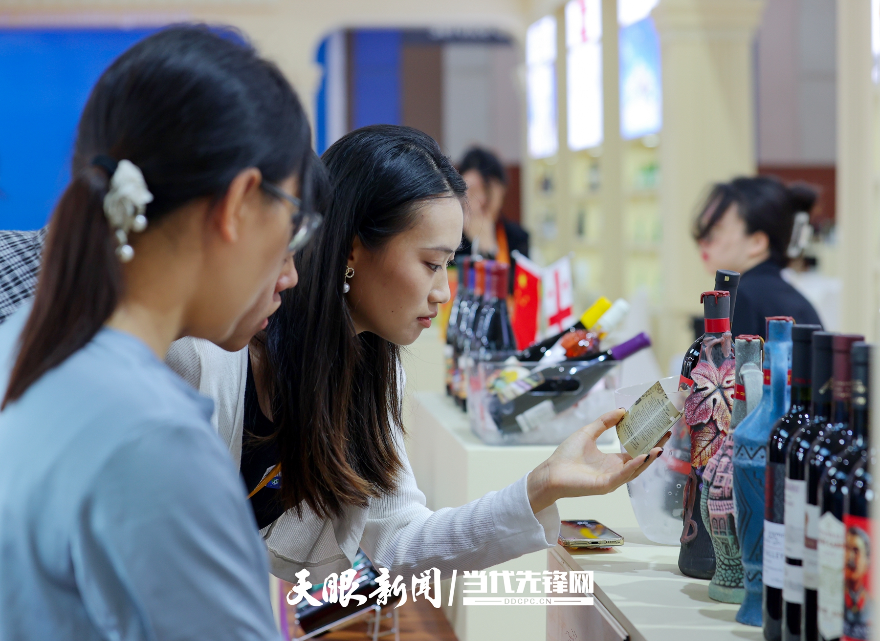 LM__7630---2023年9月10日，在第十二屆中國(guó)（貴州）國(guó)際酒類博覽會(huì)展館內(nèi)人們了解咨詢美酒 貴州日?qǐng)?bào)天眼新聞?dòng)浾?賈智 攝.JPG