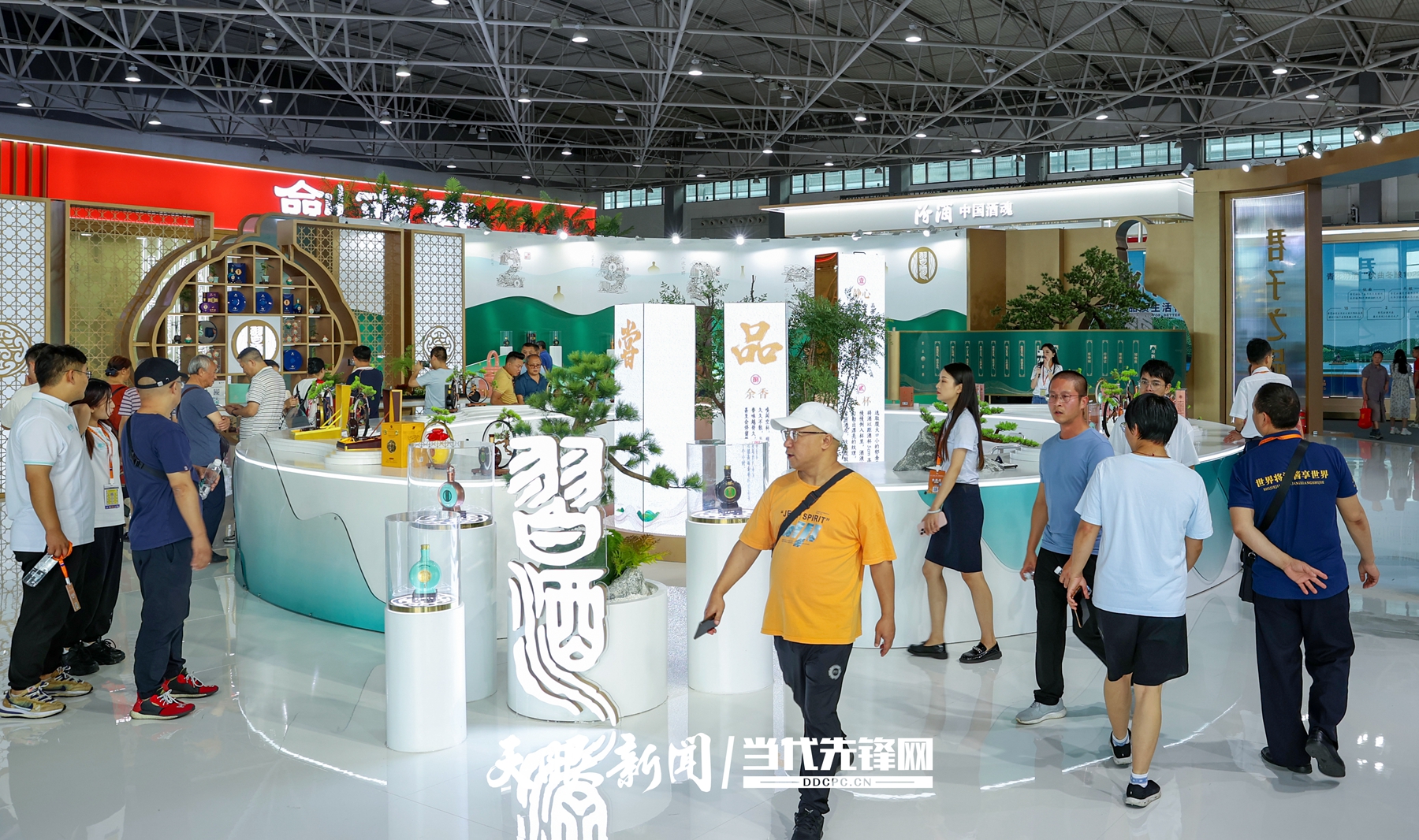 LM__7828---2023年9月10日，在第十二屆中國(guó)（貴州）國(guó)際酒類博覽會(huì)展館內(nèi)前來采購(gòu)美酒的人們絡(luò)繹不絕 貴州日?qǐng)?bào)天眼新聞?dòng)浾?賈智 攝.JPG