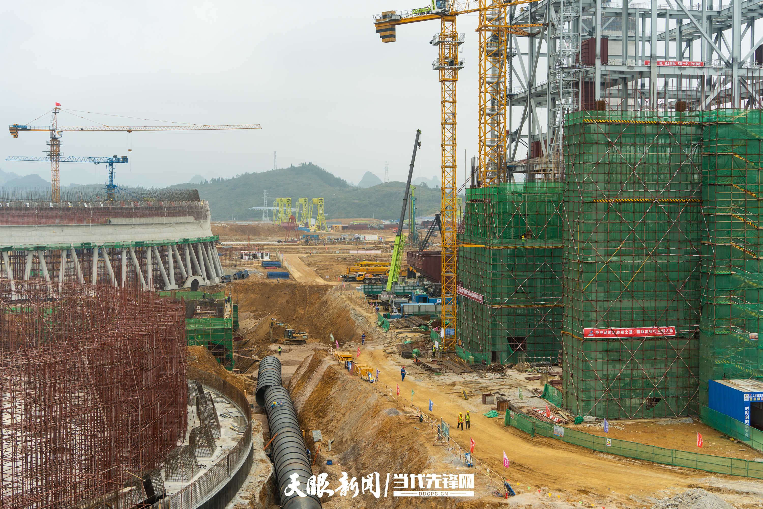 13、盤(pán)江普定2×66萬(wàn)千瓦燃煤發(fā)電項(xiàng)目施工現(xiàn)場(chǎng)如火如荼 攝影／何曉璇.jpg