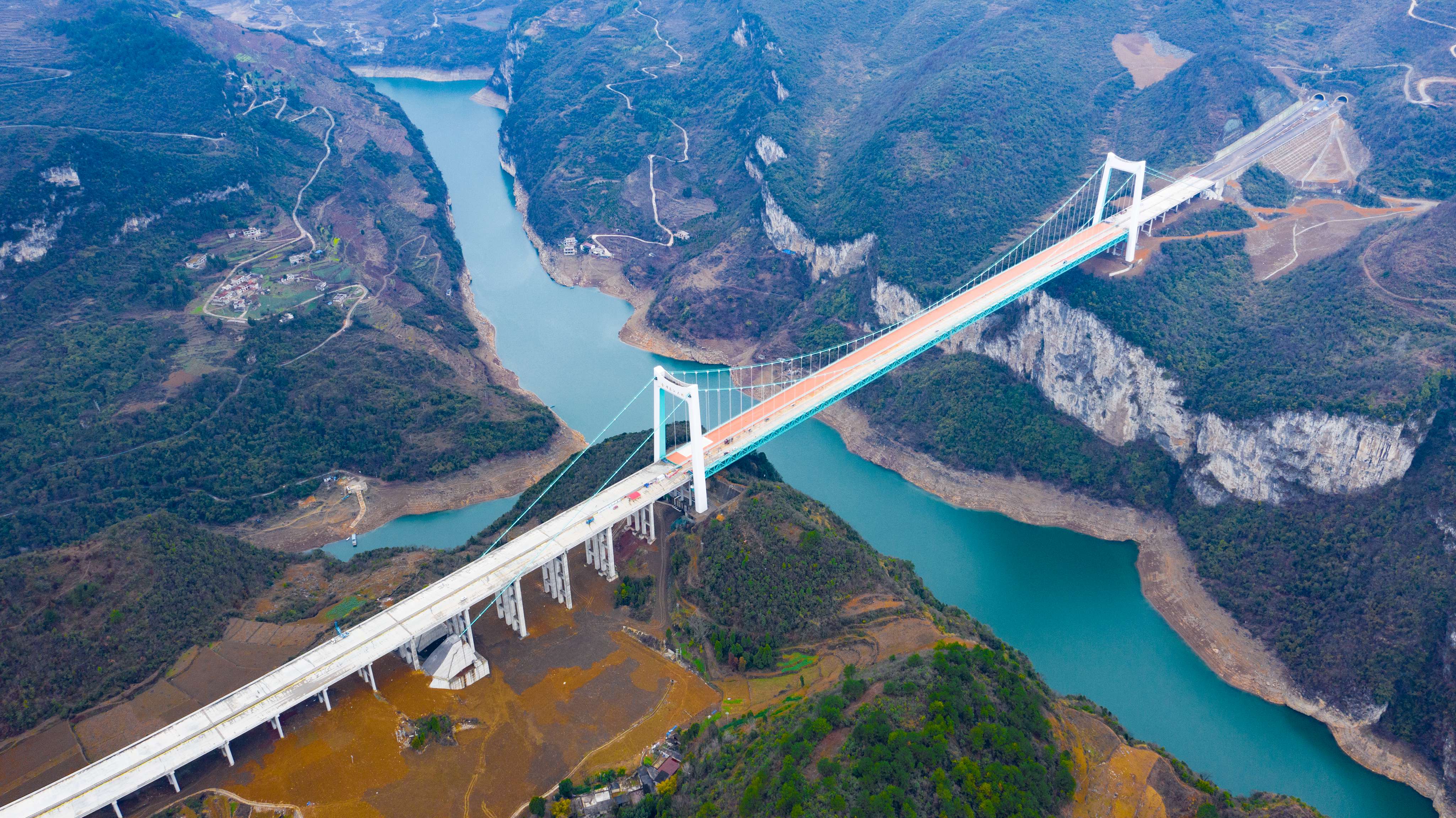 DJI_0765---貴（陽(yáng)）經(jīng)金（沙）至古（藺）高速公路金烽烏江大橋。貴州日?qǐng)?bào)天眼新聞?dòng)浾? 聞雙攝.JPG