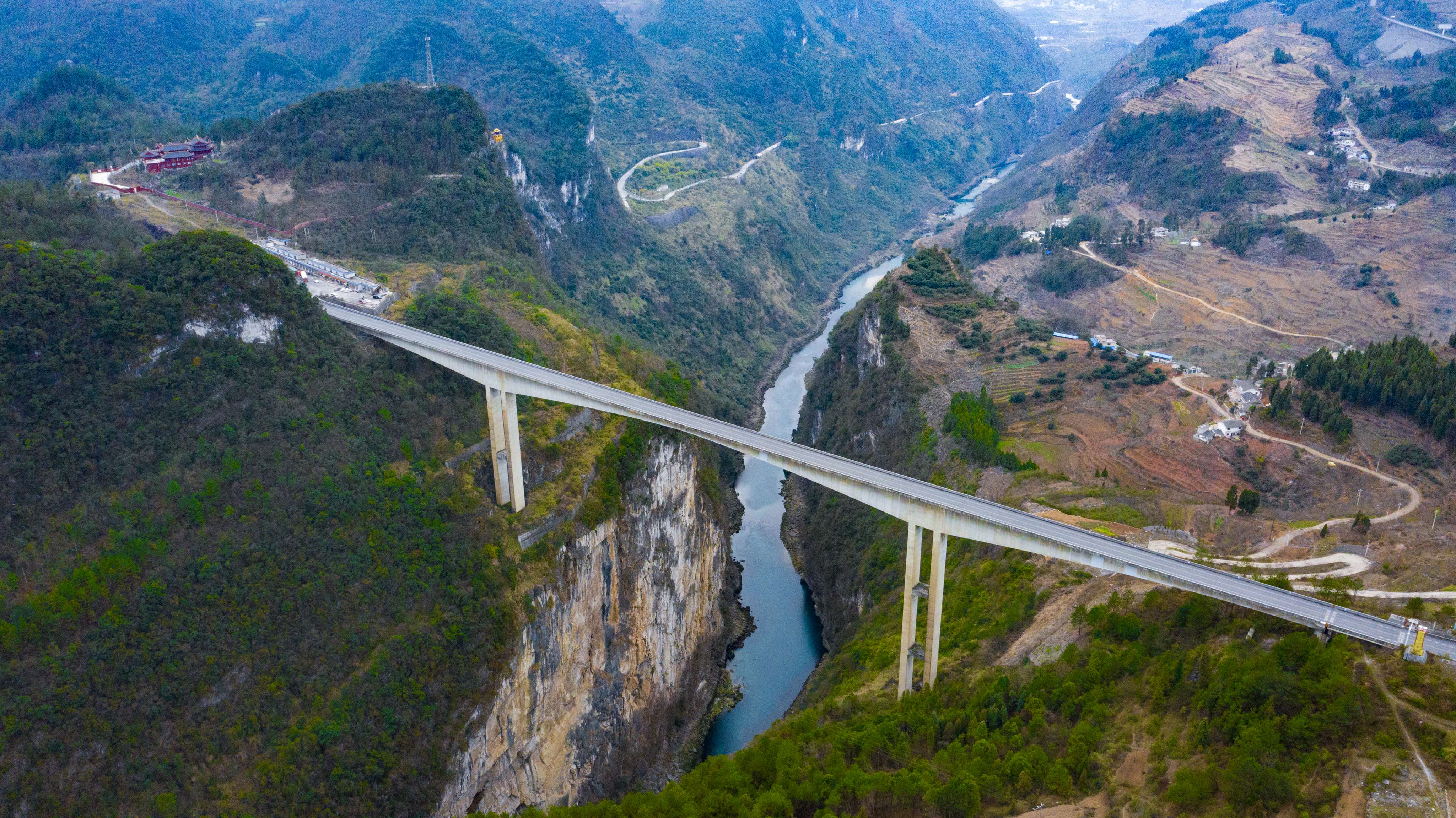 DJI_0818---貴陽(yáng)至畢節(jié)高等級(jí)公路六廣河大橋。貴州日?qǐng)?bào)天眼新聞?dòng)浾? 聞雙攝.JPG