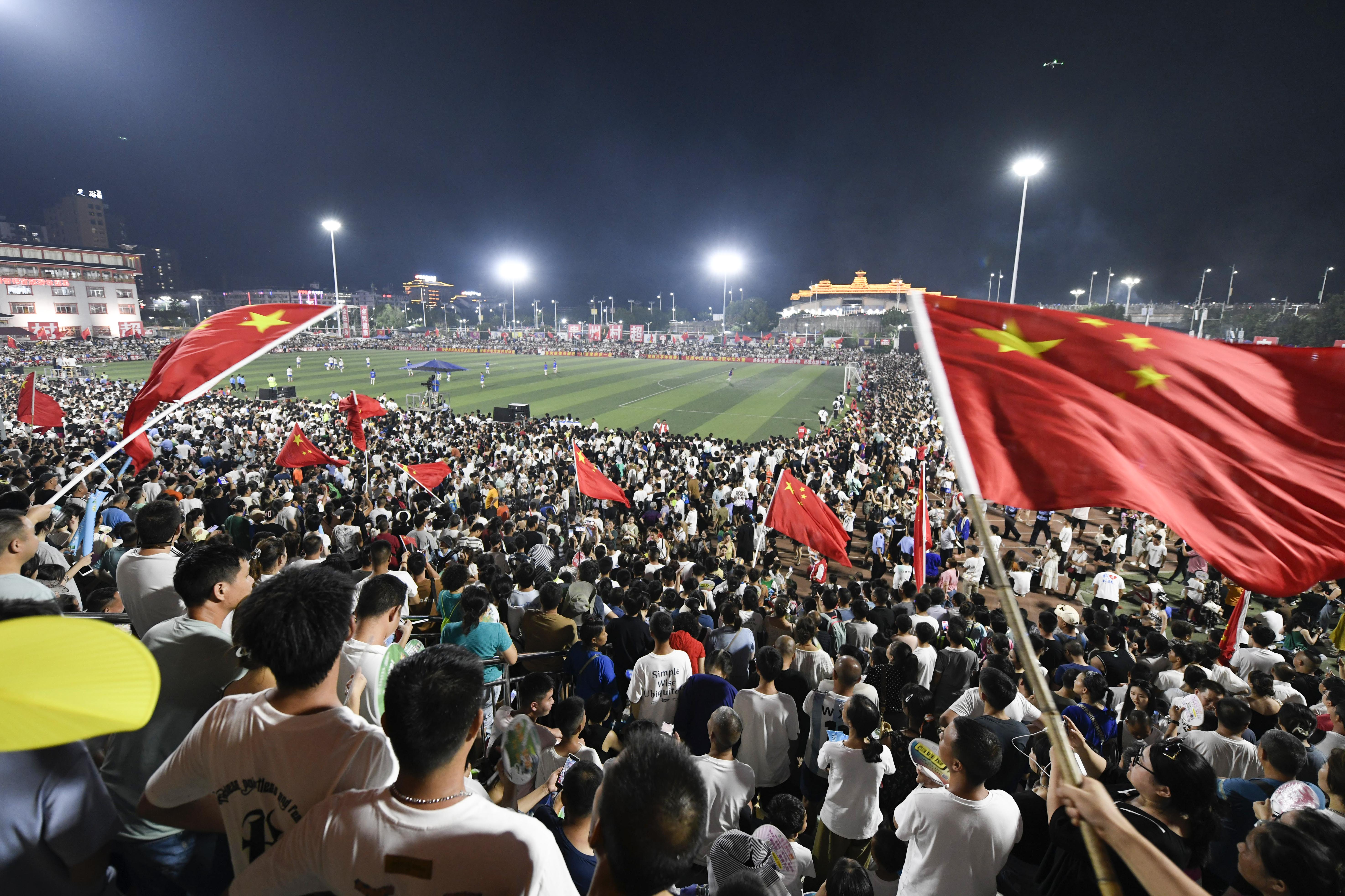 2023年7月29日，球迷在貴州省黔東南苗族侗族自治州榕江縣體育場觀看村超足球比賽。王超.JPG