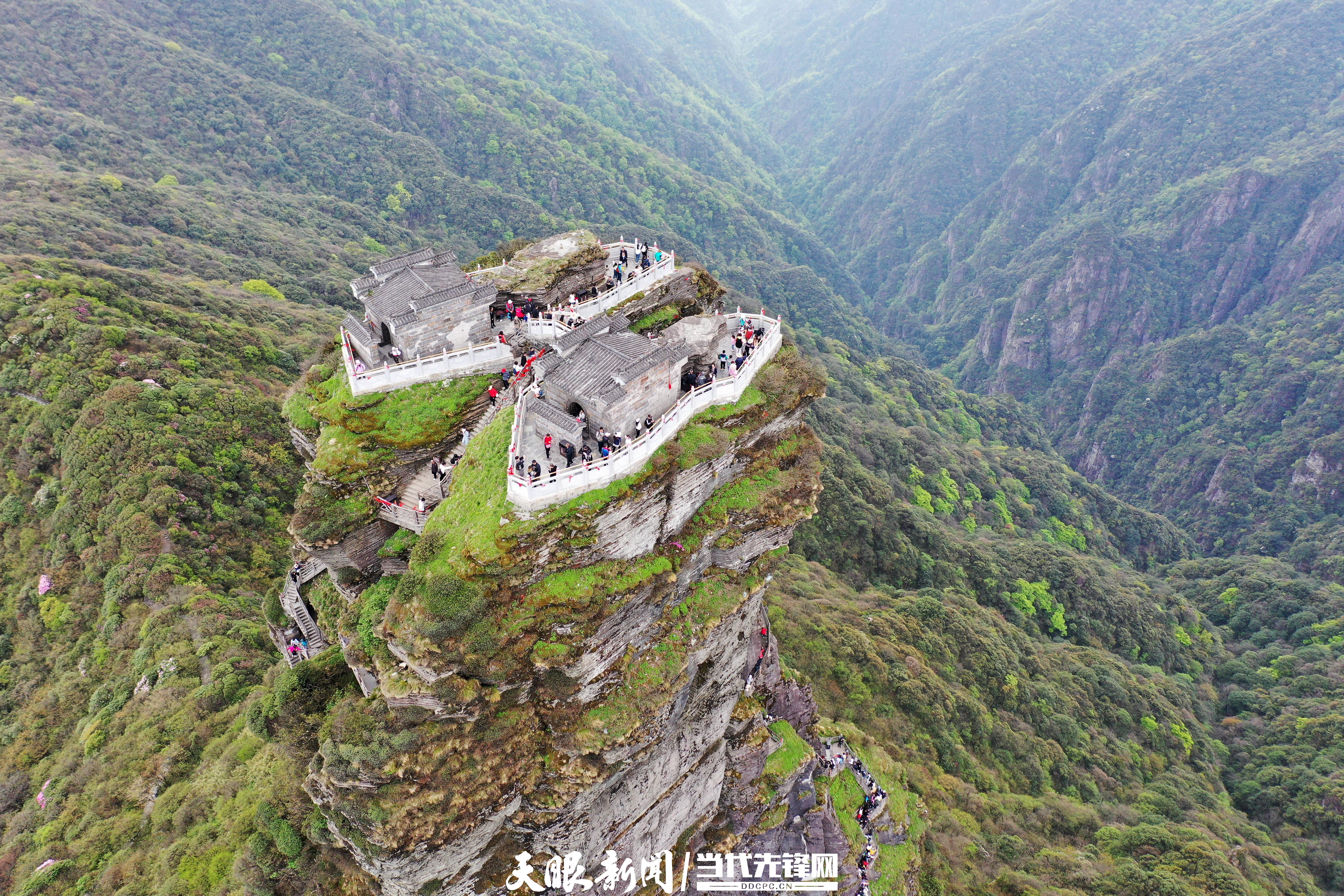 游客在銅仁市梵凈山景區(qū)金頂觀光。楊文舒 攝.JPG