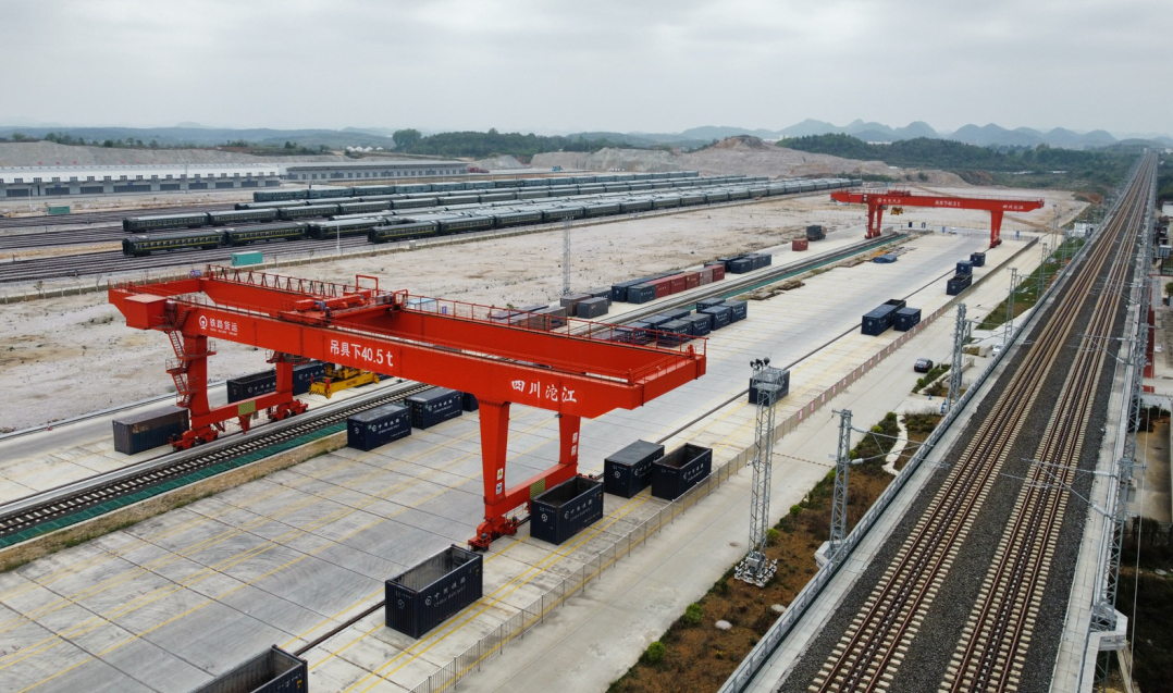 dji_fly_20240406------湖潮貨運(yùn)站位于貴陽(yáng)樞紐西南角，銜接川黔、黔桂、滬昆等干線，承擔(dān)貴昆至湖林支線客貨到發(fā)和調(diào)車作業(yè)。貴州日?qǐng)?bào)天眼新聞?dòng)浾?杜朋城 攝影.jpg