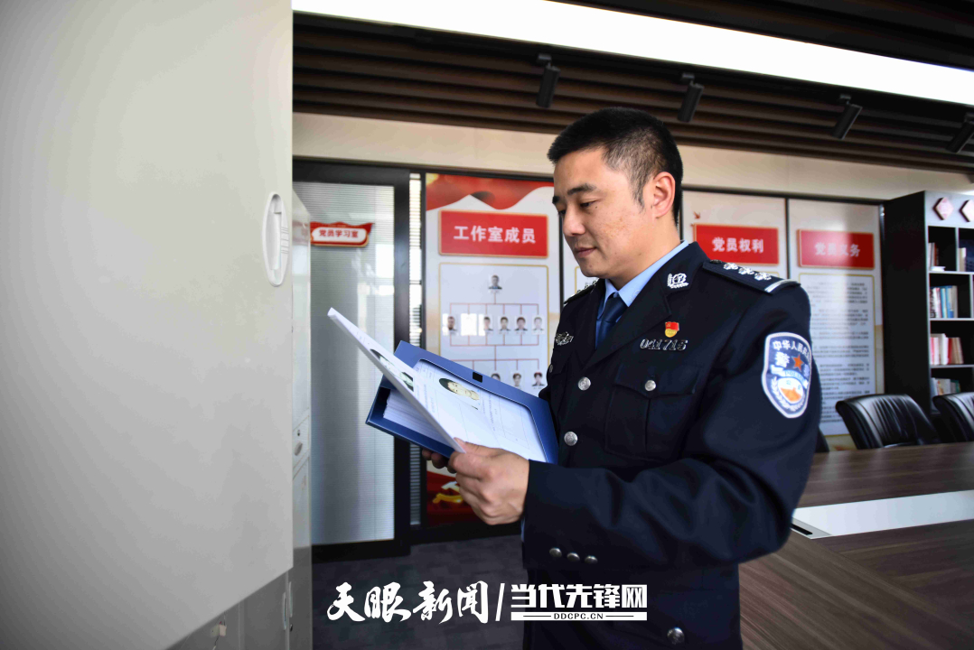 尋親8年，雷庭方不僅自己制定了標準化的尋親詢問流程，還創(chuàng)新工作方法，讓2000多個家庭得以團聚。.JPG