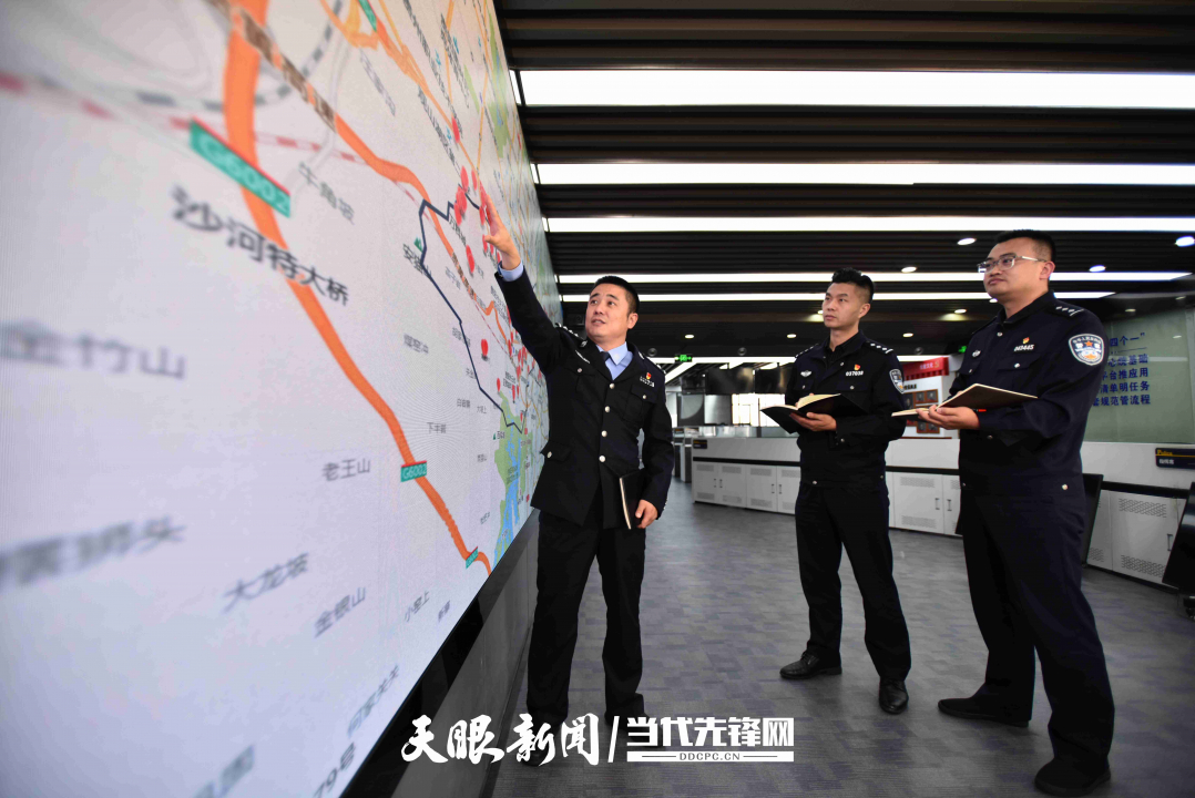面對向科技要警力，向數(shù)據(jù)要戰(zhàn)斗力的要求，雷庭方帶領同事們不斷鉆研，只為更好守護黔山貴水。.JPG