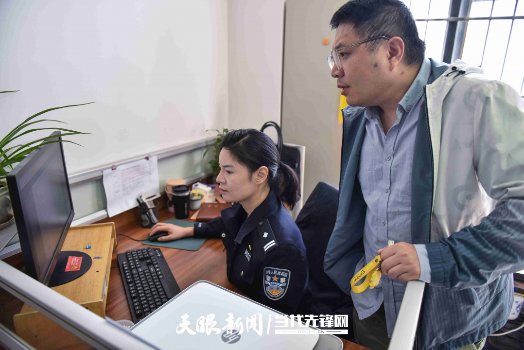 尋親路并非一路坦途，朱衛(wèi)紅卻從不懼怕。她深知，她的身后，有可靠的同事。大家共同披荊斬棘、助愛團圓。.JPG
